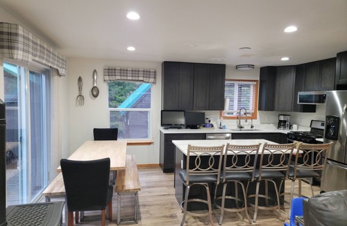 Ronald House | Cozy Cabin with hot tub, Sauna & outdoor kitchen!