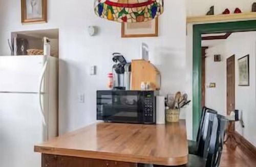 York House | Cozy Cape Cod Bungalow Kg Qn WD Full Kitchen Wifi Desk