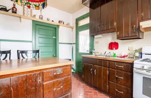 York House | Cozy Cape Cod Bungalow Kg Qn WD Full Kitchen Wifi Desk