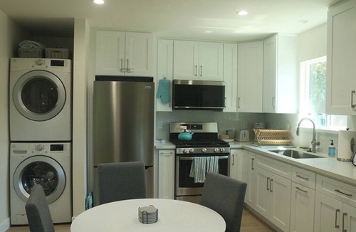 North Central Apartment | Cozy, clean & bright studio with full kitchen & bath in lovely Pasadena.