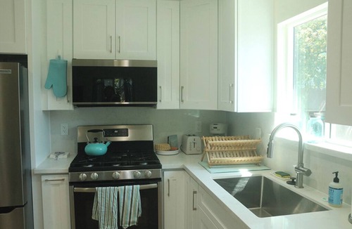 North Central Apartment | Cozy, clean & bright studio with full kitchen & bath in lovely Pasadena.