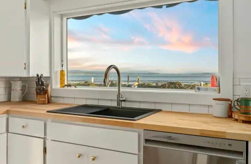 Tokeland Cabin | Cozy Coastal Getaway Panoramic Ocean Views