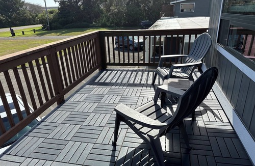 Ocean Shores Condo | Cozy condo with WiFi in Ocean Shores! Quick walk to downtown & Pacific Ocean!