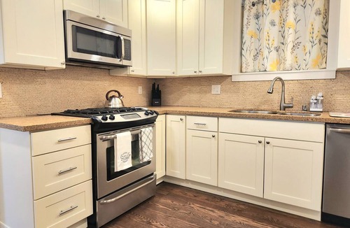 Mann Apartment | Cozy Contemporary 2BR with sofa bed in the office