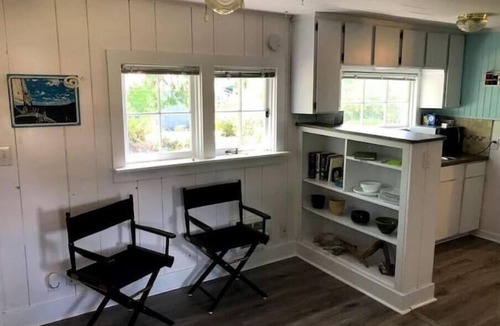 West Hills Cottage | Cozy Cottage by the Bay