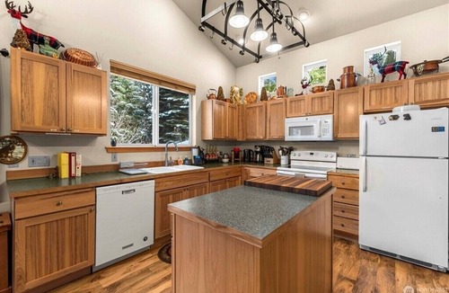 Leavenworth House | Cozy Couples Cabin |Hot Tub +King Bed + 25 min to Leavenworth