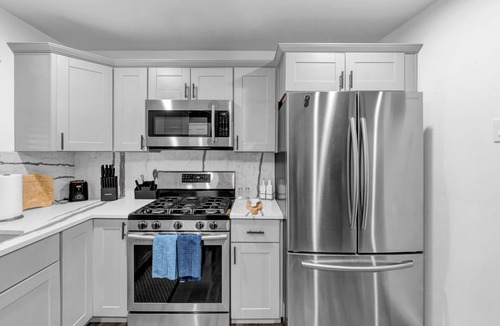 Dupont House | Cozy Den Retreat - Hot Tub - Game Room - BBQ - Fire Pit Min to Downtown Denver