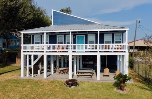 Creole House | Cozy Lakefront Property on Big Lake with Private Wharf