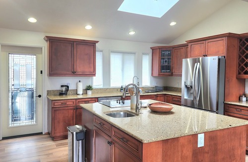 Sudden Valley House | Cozy Lakeview Sunsets & Cinema