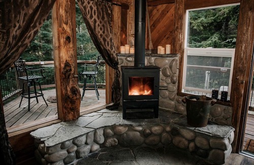 Forks Cabin | Cozy Log Cabin with Wood Burning Stove and Private Deck on the Olympic Peninsula, Washington