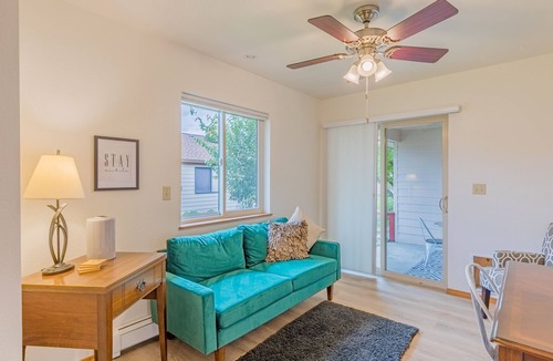Montrose House | Cozy modern 2BR w/workspace near Main St