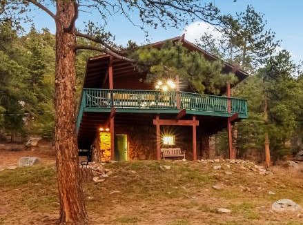 Lyons House | Cozy Mountain Home with Great Views, Deck & WiFi
