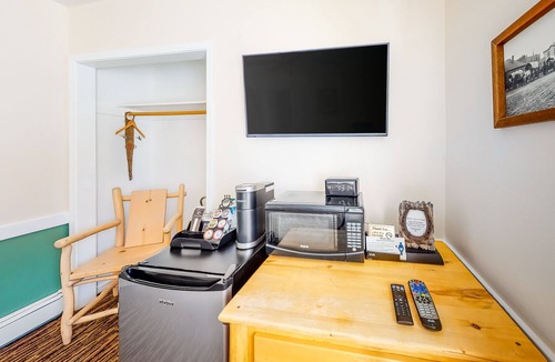 Silverton Apartment | Cozy Old West Themed Hotel Suite With Queen Bed, Free High-Speed WiFi, Cable TV