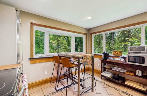 Washougal House | Cozy Riverfront Cottage with Charming Interior & Hot Tub - Dog-Friendly