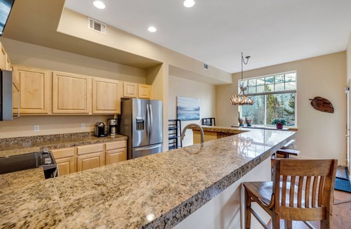 Silverthorne House | Cozy Riverfront Retreat w/Private Hot Tub and Ski Access