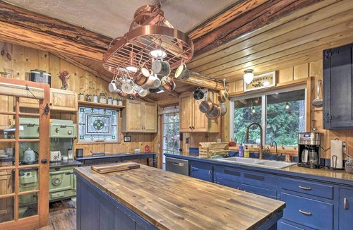 Silverdale Cabin | Cozy Seabeck Hideaway w/ Hot Tub & Fire Pits