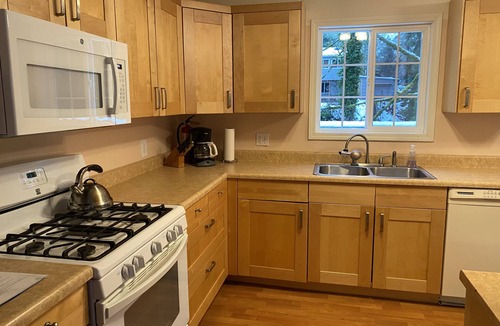 Retsil House | Cozy step-free house near the downtown waterfront & ferry