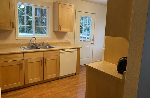 Retsil House | Cozy step-free house near the downtown waterfront & ferry