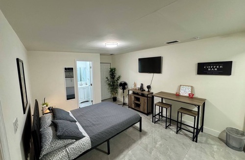 Greenacres Apartment | Cozy Studio Apartment in WPB, very close to the airport