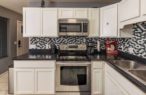 Spenard House | Cozy Townhouse Close To Airport - 3 Bedroom