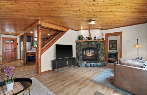 Paradise Estates Cabin | Creekside Cabin @ Mt. Rainier with Hot Tub and Game Room