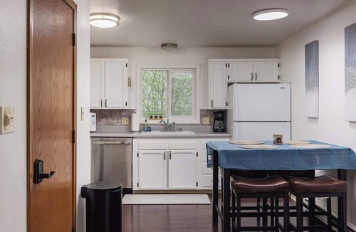 Taku - Campbell Apartment | Creekside Two-Bedroom Apartment Near Airport