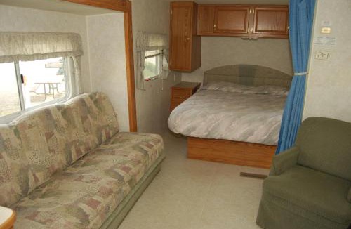 Quincy Resort | Crescent Bar Camping Resort Studio Cabin 1