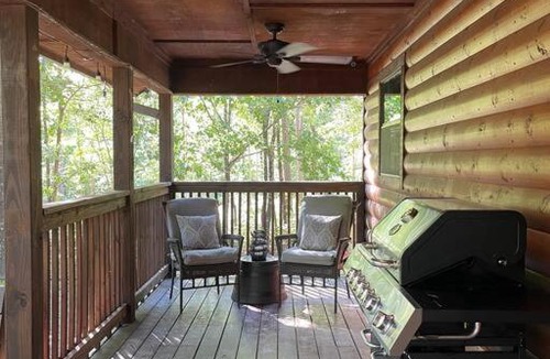 Pickens House | Cross Timbers Cabin on Private 12.5 Acres + Hot Tub