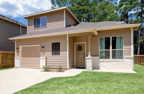 Montgomery House | Crystal River Retreat | Spacious home in Montgomery with full kitchen and yard