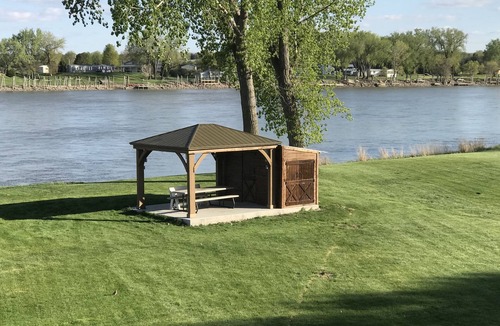 Yankton House | Custom, Private Riverfront Property on 2 acres- Unobstructed River Views!