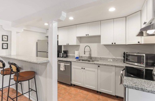 Leonidas Apartment | Cute 2 Bedroom Close to Streetcar & Restaurants