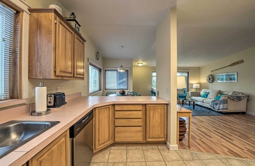 Poulsbo Cottage | Cute Cottage w/Deck Walk 115 Ft to Brewery & Cafe