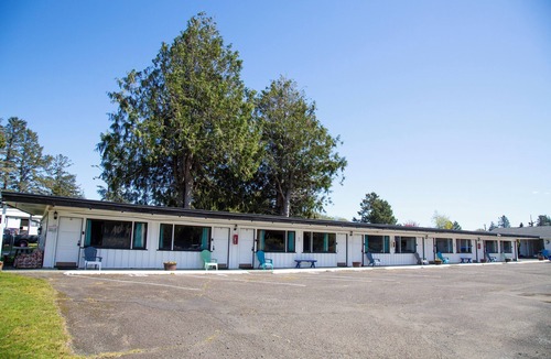 Westport Hotel | Cute, pet friendly motel. 1 mile to the beach and lighthouse.