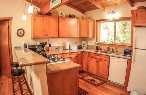 Ohia Estates Cottage | Cute, spacious rainforest cottage close to HVNP