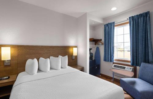 Kill Devil Hills Hotel | Days Inn by Wyndham Kill Devil Hills Oceanfront - Wilbur