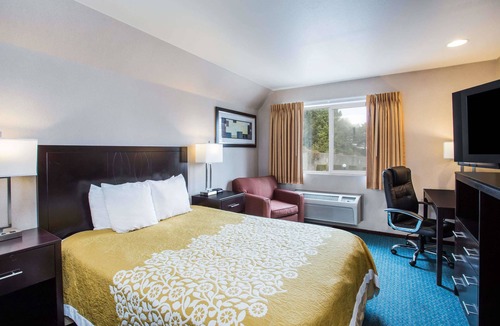 Shoreline Hotel | Days Inn by Wyndham Seattle Aurora