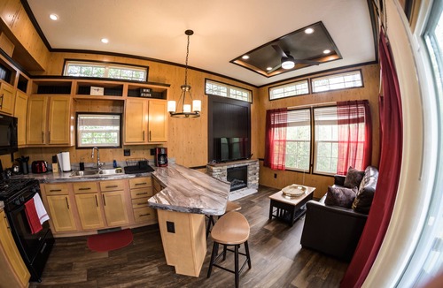 Murphy Cabin | Delightful Forest Tiny Home with Hot Tub