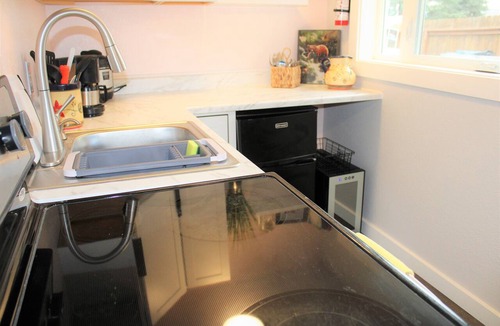 Northeast Anchorage Apartment | Delightfully Modern Studio/Tiny House 💠 D《Car rental Avlble》