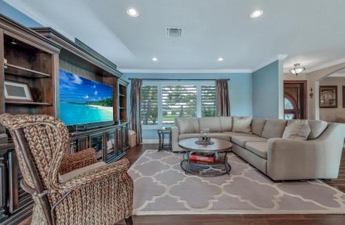 Palm Beach Gardens Villa | Deluxe Jupiter Inlet Access Waterfront Pool Home!