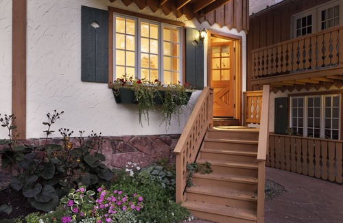 Aspen House | Deluxe private townhome minutes walk to Aspen Mountain skiing and downtown!