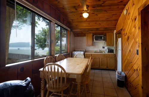 Lake George Hotel | Depe Dene Lakeside Resort