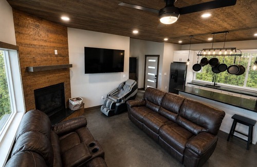 Dent Cabin | Designer Lake Cabin- PickleBall, HotTub, Slide, EV Charging, Ice Baths, Biking