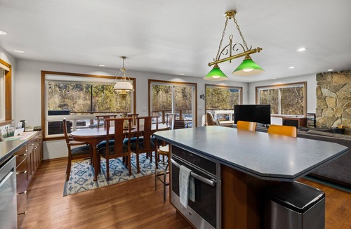 Skykomish Cabin | Diamond on the Sky: Riverfront mountain lodge w/views, AC & WiFi