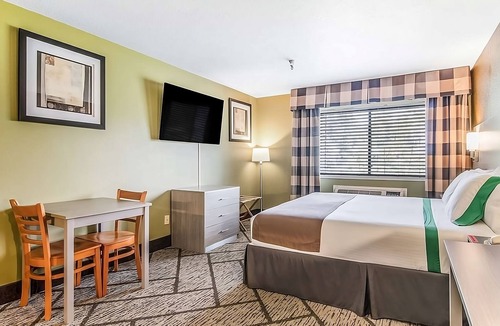 Poulsbo Hotel | Discover Historic Poulsbo! Kitchenette, Free Onsite Parking