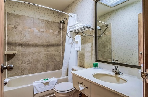 Poulsbo Hotel | Discover Historic Poulsbo! Kitchenette, Free Onsite Parking