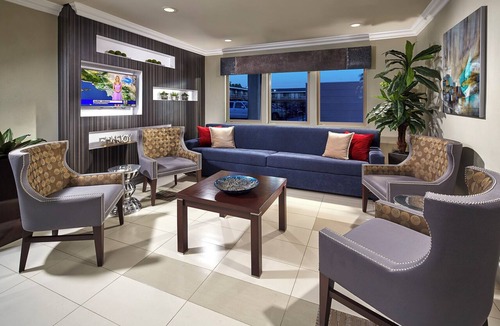 Anaheim Resort Hotel | Disney Trip – Walk to Downtown Disney, Theme Parks & Top Attractions!