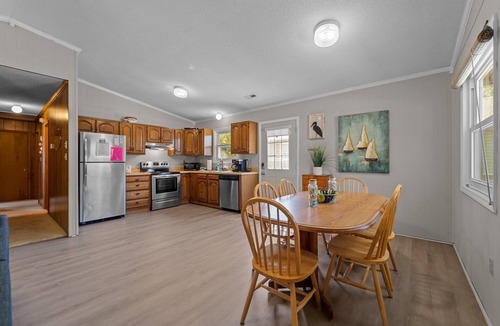 Colington House | Dog & Family Friendly, 6' Gated Fence, Gated Porch