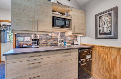 Garfield Cabin | Dog Friendly Close to Monarch Mountain King Bed