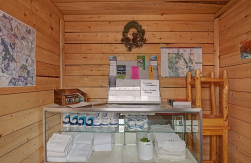South Fork Cabin | Dog-friendly log cabin with WiFi, entertainment, easy ski access & on-site pool