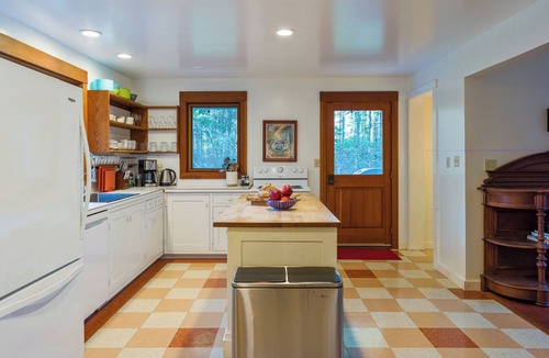 Eastsound House | Dog-friendly, spacious farmhouse overlooking a private pond and forest. Peaceful, secluded yet minutes to Orcas Golf Course, Cafes and Shops, Hiking, Kayaking, Fast WIFI. Perfect retreat for friends and family with a large kitchen, deck and yard.